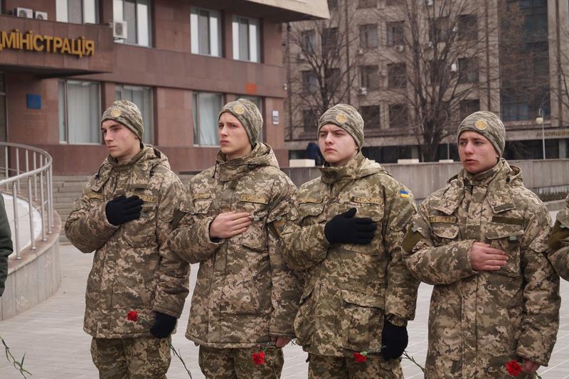 Пасажири потягу єднання вшанували запорізьких героїв