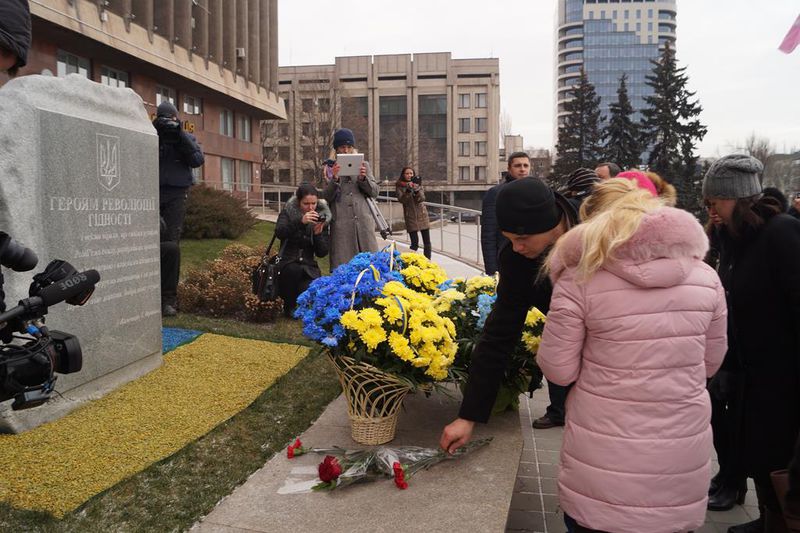 Пасажири потягу єднання вшанували запорізьких героїв
