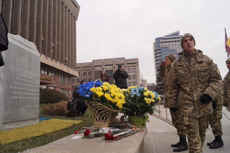 Пасажири потягу єднання вшанували запорізьких героїв