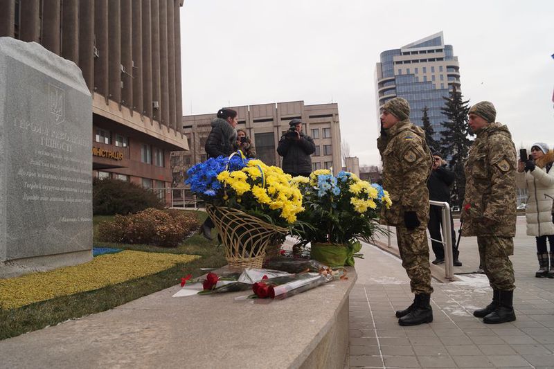 Пасажири потягу єднання вшанували запорізьких героїв
