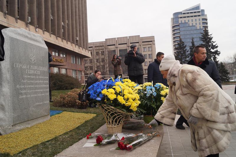 Пасажири потягу єднання вшанували запорізьких героїв
