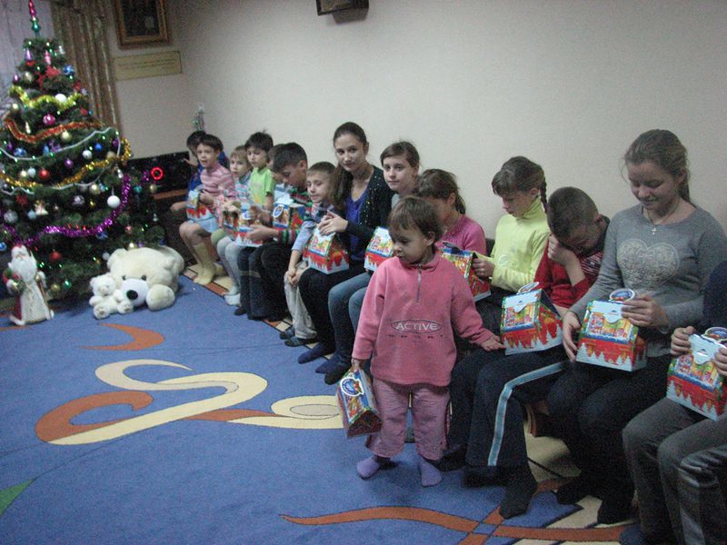 Вихованці православного будинку-інтернату отримали солодкі подарунки