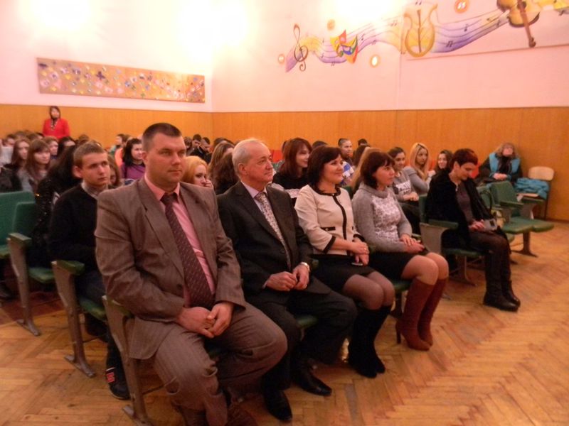 Учнів зі святом привітали подарунками та концертом