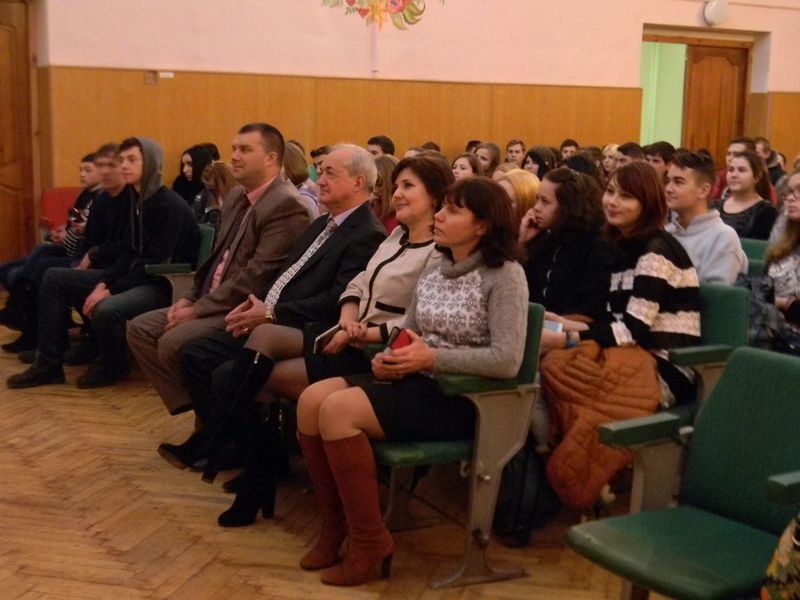 Учнів зі святом привітали подарунками та концертом