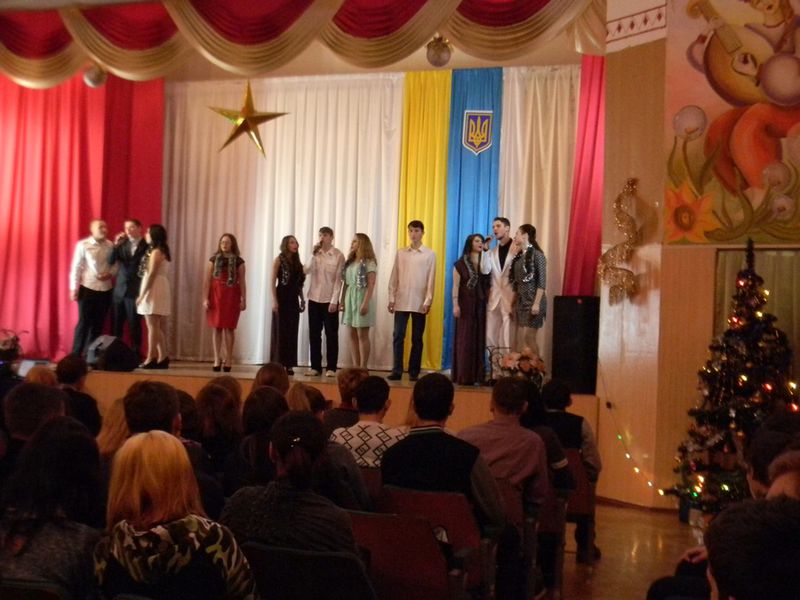 Учнів зі святом привітали подарунками та концертом