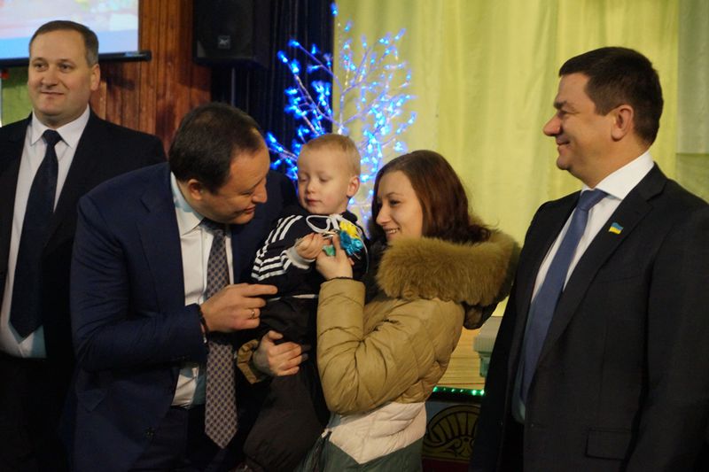 Костянтин Бриль вручив ключі від квартири молодій мамі