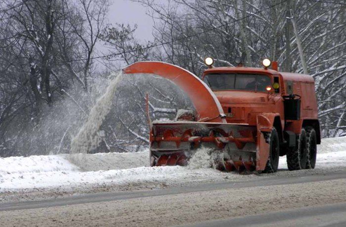 На дорогах області працює спецтехніка