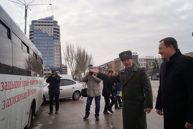 Костянтин Бриль вручив ліцею «Захисник» ключі від нового автобуса