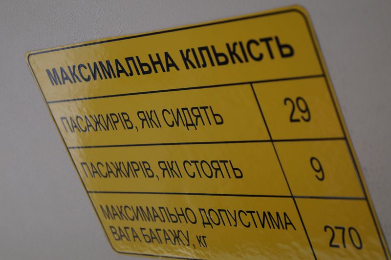 Костянтин Бриль вручив ліцею «Захисник» ключі від нового автобуса