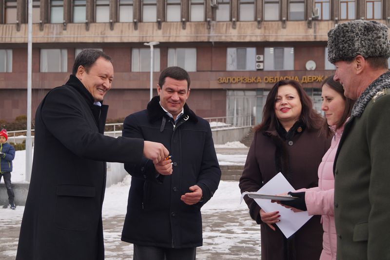 Костянтин Бриль вручив ліцею «Захисник» ключі від нового автобуса