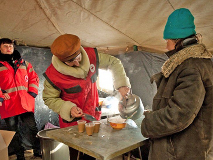 У холоди безхатченків зігріває гаряче харчування та допомога соціальних працівників 