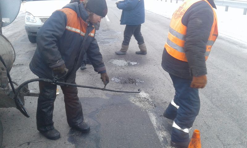 Використання новітньої техніки дозволяє ремонтувати автодороги навіть у морозну погоду  