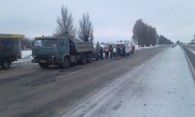 Використання новітньої техніки дозволяє ремонтувати автодороги навіть у морозну погоду  