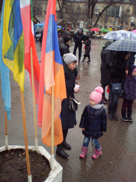 В Запоріжжі Масляну відзначили за щедрим  багатонаціональним символічним  столом
