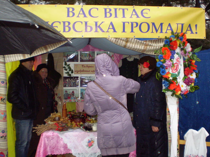 В Запоріжжі Масляну відзначили за щедрим  багатонаціональним символічним  столом