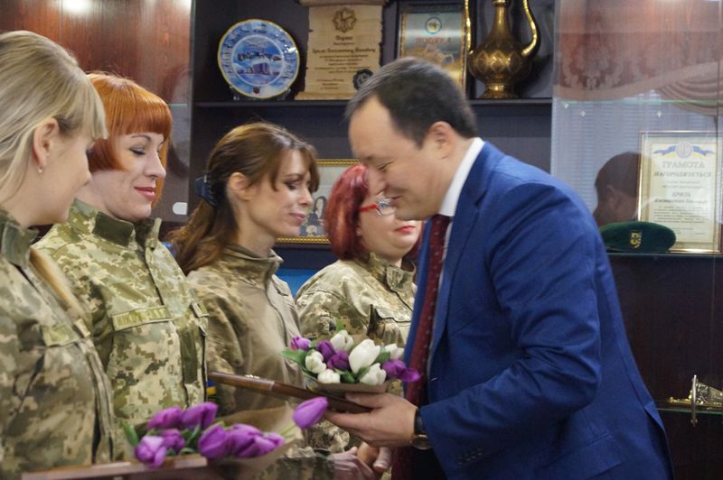 Напередодні 8 Березня Костянтин Бриль нагородив відзнаками жінок-військовослужбовців