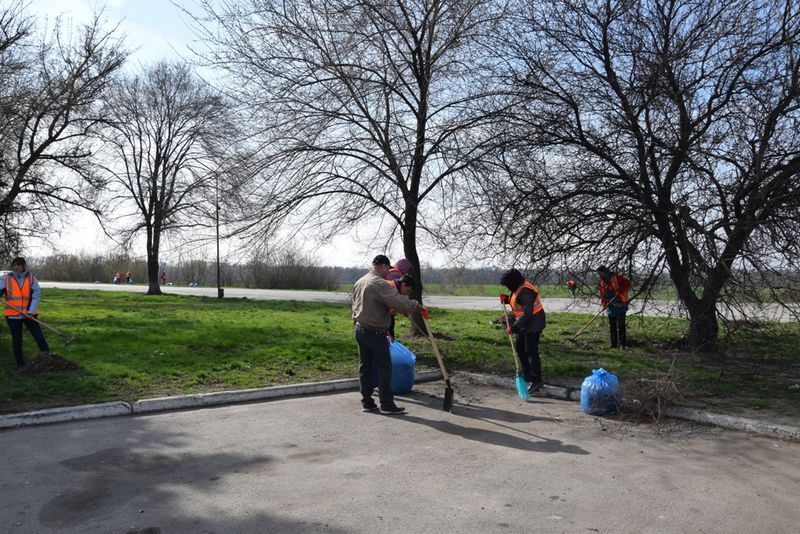 Дорожники області  готуються до Великодня наведенням ладу на узбіччях