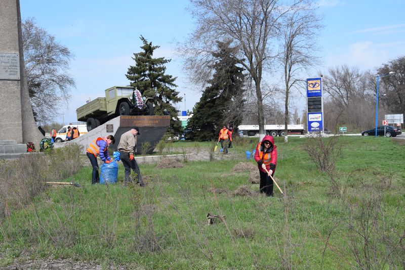 Дорожники області  готуються до Великодня наведенням ладу на узбіччях