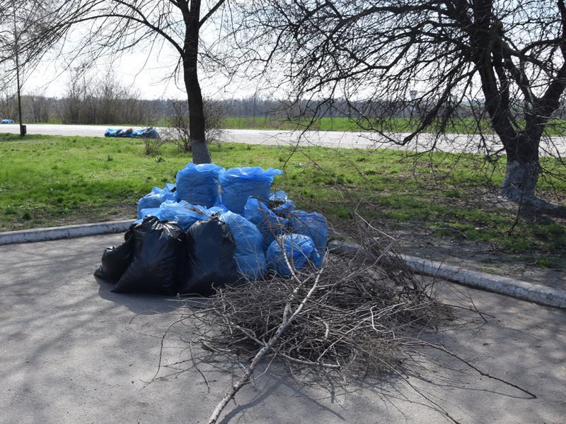 Дорожники області  готуються до Великодня наведенням ладу на узбіччях
