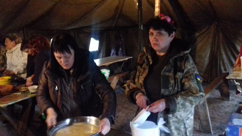 Запоріжці привезли на передову щедрий великодній кошик