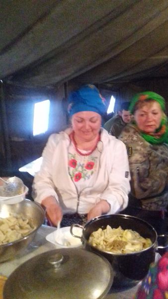 Запоріжці привезли на передову щедрий великодній кошик