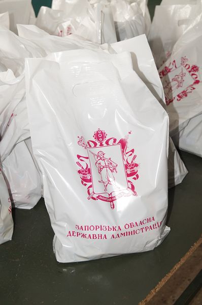 Запоріжці привезли корисні та смачні подарунки для школярів Волновахи