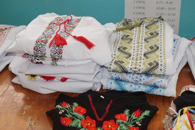Запоріжці привезли корисні та смачні подарунки для школярів Волновахи