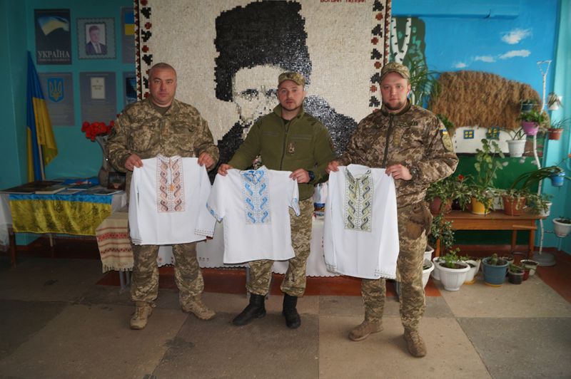 Запоріжці привезли корисні та смачні подарунки для школярів Волновахи
