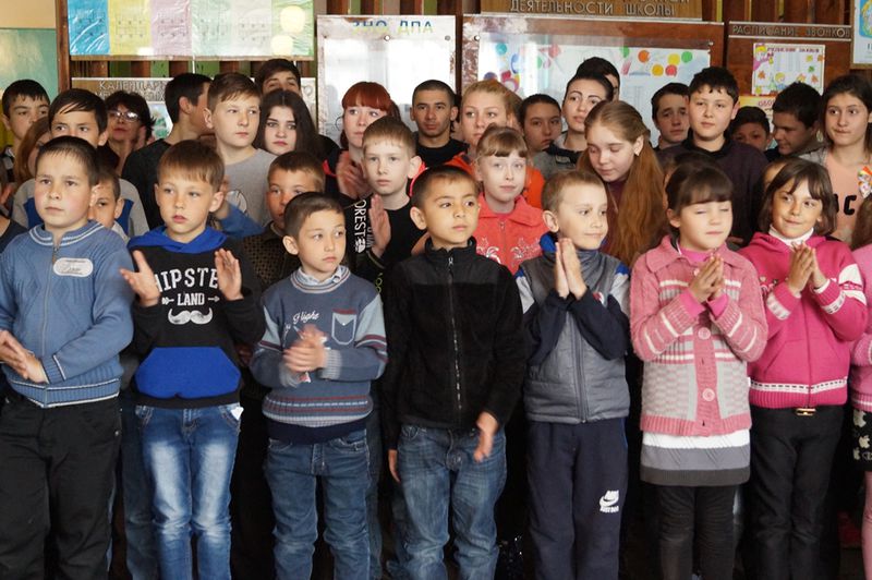 Запоріжці привезли корисні та смачні подарунки для школярів Волновахи