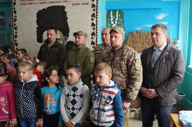 Запоріжці привезли корисні та смачні подарунки для школярів Волновахи
