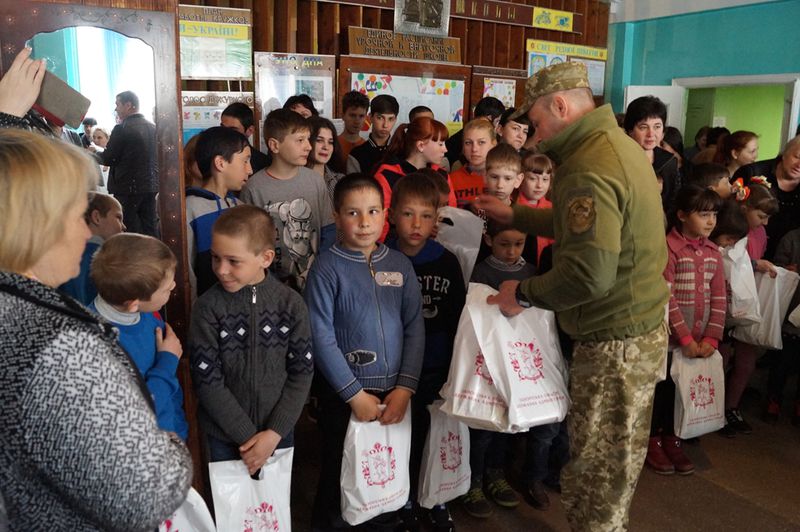 Запоріжці привезли корисні та смачні подарунки для школярів Волновахи