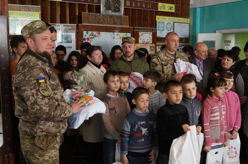 Запоріжці привезли корисні та смачні подарунки для школярів Волновахи