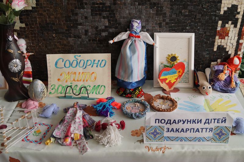 Запоріжці привезли корисні та смачні подарунки для школярів Волновахи