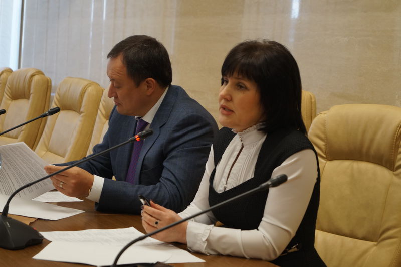 Травневі свята мають відбутися без політичних прапорів та агітації