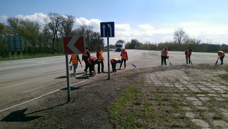 Запорізькі автодорожники проводять двомісячник благоустрою