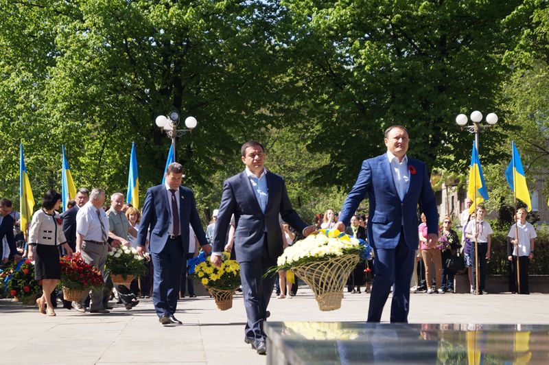 Запоріжці вшанували загиблих земляків біля меморіалу «Скорботна мати»