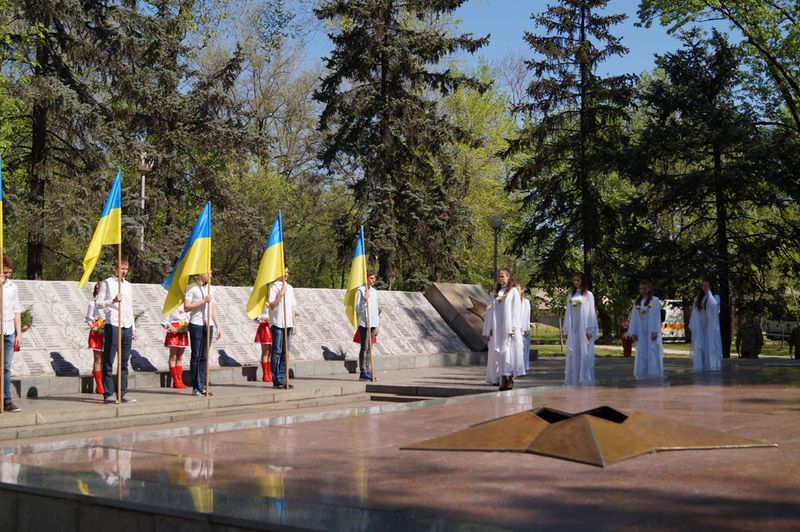 Запоріжці вшанували загиблих земляків біля меморіалу «Скорботна мати»