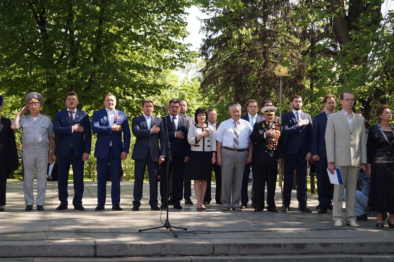 Запоріжці вшанували загиблих земляків біля меморіалу «Скорботна мати»