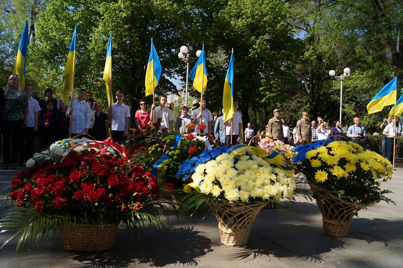 Запоріжці вшанували загиблих земляків біля меморіалу «Скорботна мати»