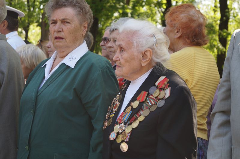 Запоріжці вшанували загиблих земляків біля меморіалу «Скорботна мати»