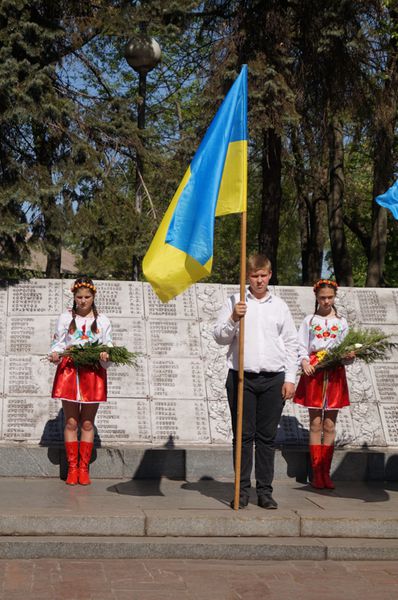 Запоріжці вшанували загиблих земляків біля меморіалу «Скорботна мати»