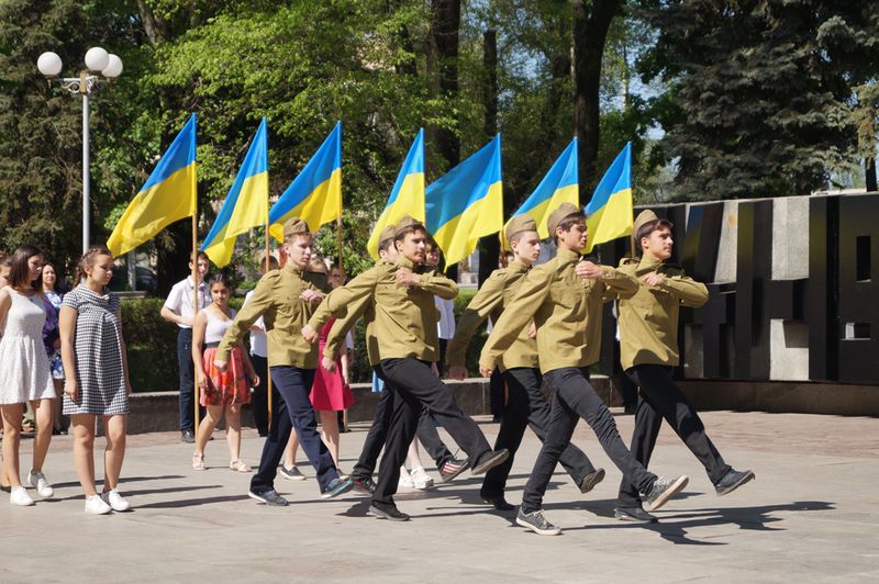 Запоріжці вшанували загиблих земляків біля меморіалу «Скорботна мати»