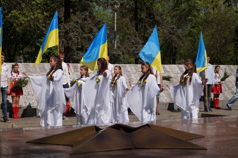 Запоріжці вшанували загиблих земляків біля меморіалу «Скорботна мати»
