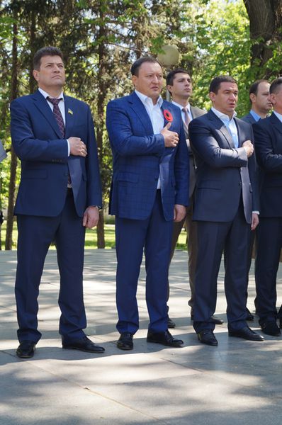 Запоріжці вшанували загиблих земляків біля меморіалу «Скорботна мати»