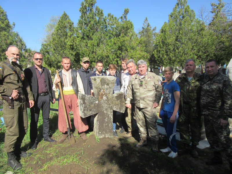 Запорізькі козаки вшановують могили предків