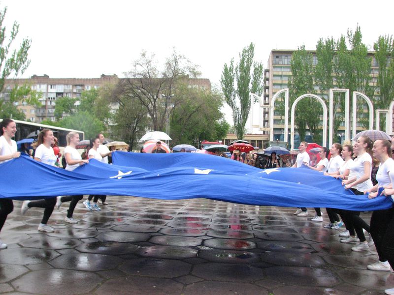 На День Європи запоріжці розгорнули великий прапор ЄС