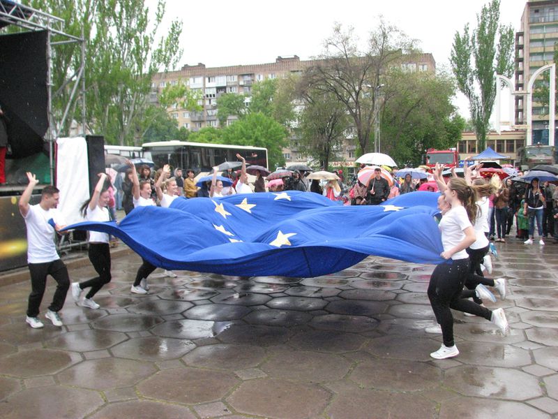 На День Європи запоріжці розгорнули великий прапор ЄС