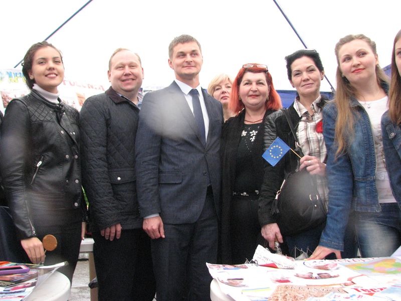 На День Європи запоріжці розгорнули великий прапор ЄС