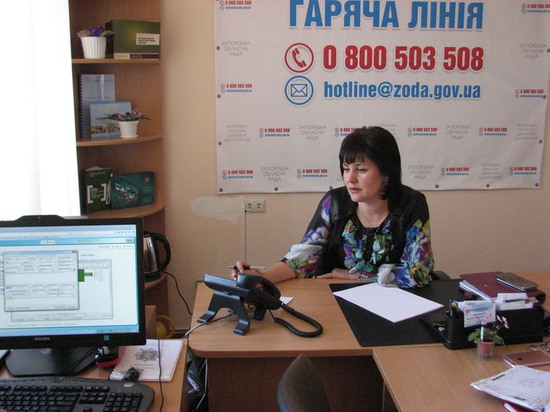 "Гаряча лінія" допомагає жителям віддалених районів донести свої проблеми до влади