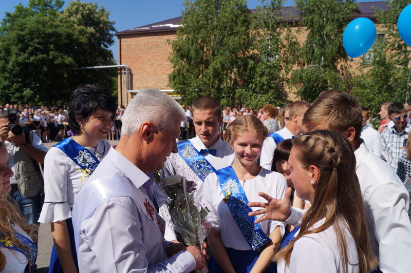 Костянтин Бриль привітав із завершенням навчального року новомиколаївських школярів